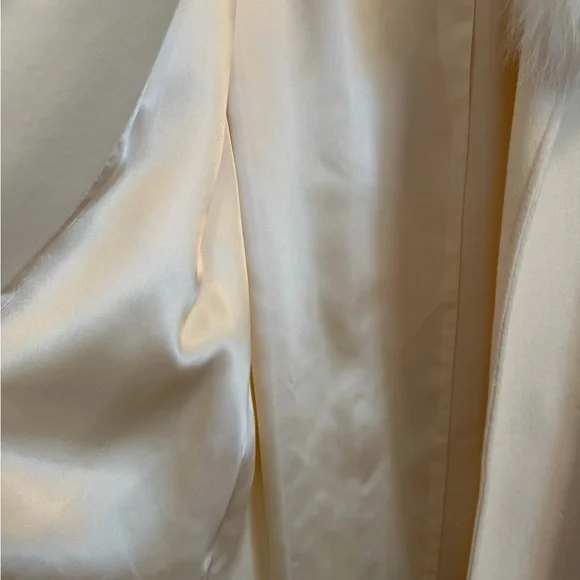 Absolutely Stunning Winter White 100% Wool full length coat with Rabbit collar! - Picture 16 of 17